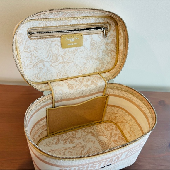 Cream Dior Travel Vanity Case - cruise 2022 collection - Picture 7 of 11